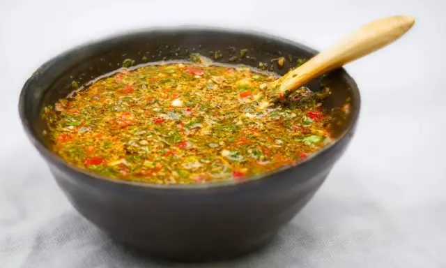 En skål med färsk chimichurri, redo att användas till grillat. Ett perfekt chimichurri recept!