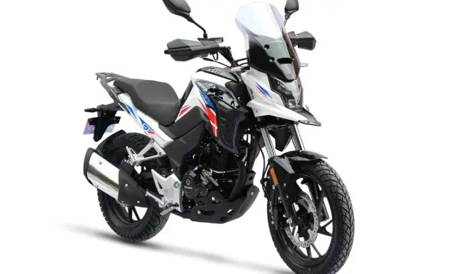 Nowy motocykl 125cc gotowy do docierania. Biało-czarny z czerwono-niebieskimi akcentami, z wysoką szybą i bagażnikiem.