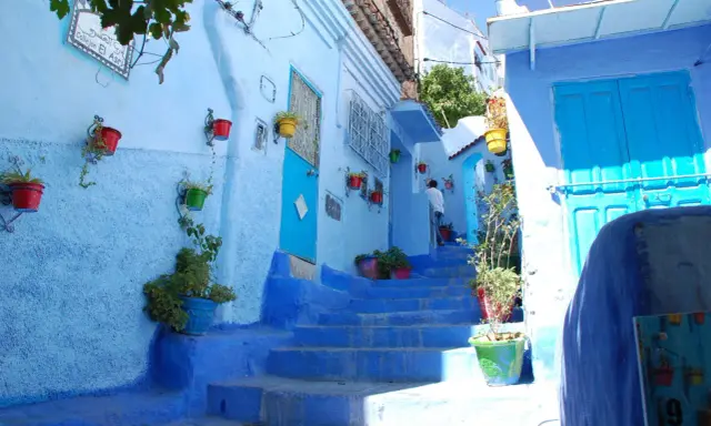 Chefchaouen warum blau? Die blaue Stadt mit ihren blauen Treppen und Häusern, geschmückt mit bunten Blumentöpfen, lädt zum Entdecken ein.