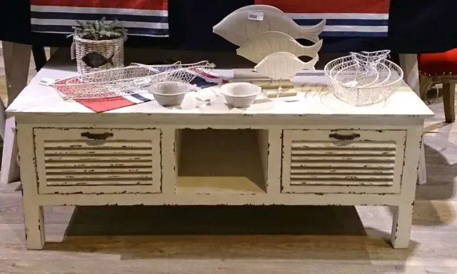 Mesa auxiliar estilo vintage, ideal para aprender como decapar un mueble y darle un toque náutico.