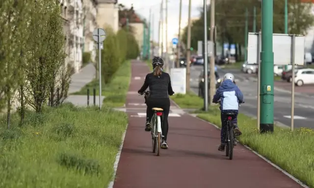 Dwie osoby na rowerach jadą nowymi trasami rowerowymi w Tychach.