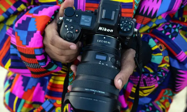 Nikon Z9 z obiektywem Nikkor Z 14-24mm f/2.8 S, w kolorowym ubraniu. Wśród wielu marek aparatów fotograficznych, Nikon wyróżnia się jakością.