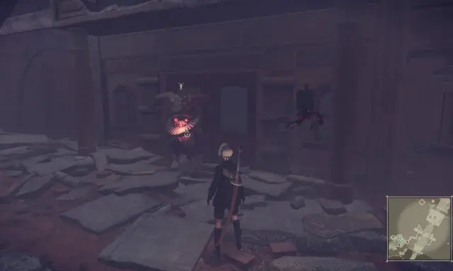 2B walczy z potworem w jaskrawej czapce błazna. Ten obraz to fragment poradnika Nier Automata.