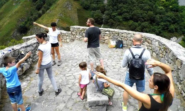 Familia disfrutando de un día de senderismo en Asturias con niños, con vistas espectaculares.