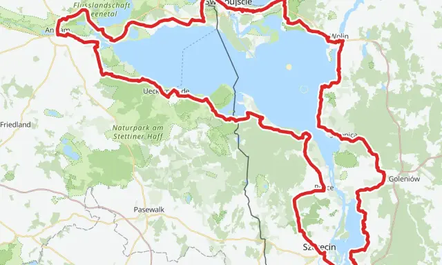 Trasa rowerowa velo 10 okrąża Zalew Szczeciński, prowadząc przez parki narodowe i malownicze miejscowości jak Świnoujście i Wolin.