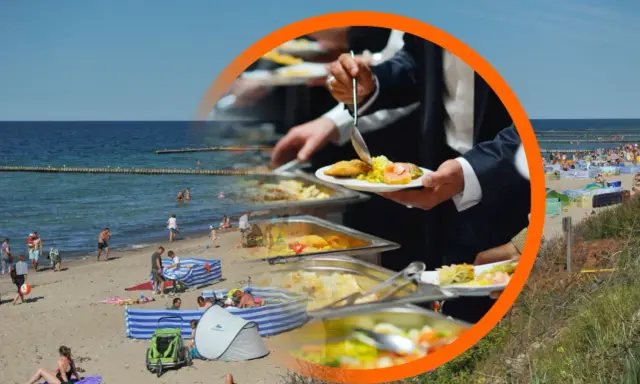 Plaża w Chorwacji, ludzie odpoczywają, a w tle bufet z jedzeniem. Sprawdź, jakie są ceny w Chorwacji, by zaplanować wakacje.