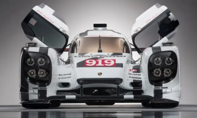 El Porsche 919 Hybrid, con sus puertas abiertas, muestra su diseño futurista y su número de carrera.