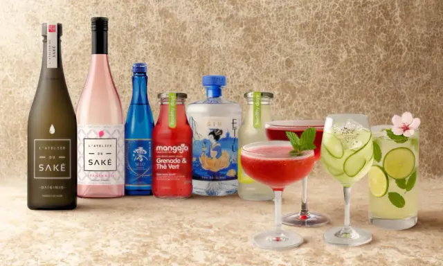 Des bouteilles de saké et de gin côtoient des cocktails rafraîchissants, évoquant un moment de détente autour d'un cocktail asiatique.