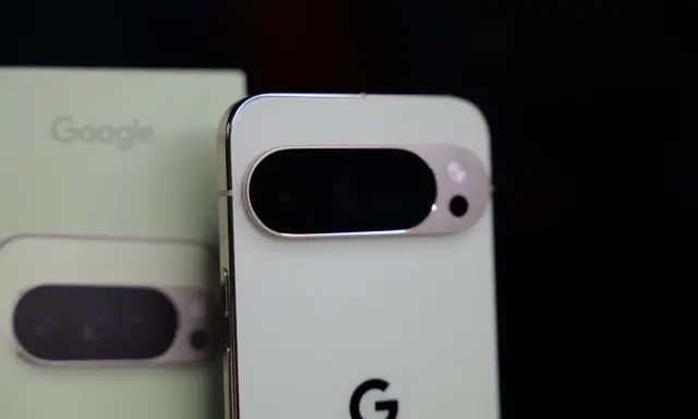 Zbliżenie na tył jasnego telefonu Google Pixel 11 Pro z charakterystycznym modułem aparatu.