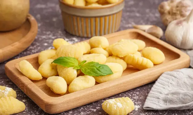 Domowe gnocchi, idealne do sosu pomidorowego lub pesto. Prosty gnocchi przepis z czym podawać.