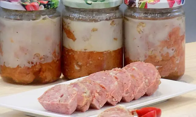 Swojska kiełbasa w słoikach, gotowa do spożycia. Przepis na domową wędlinę, która zachwyci smakiem.