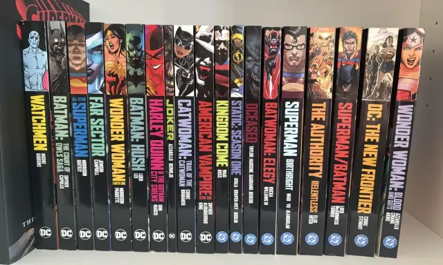 Rząd komiksów DC z postaciami takimi jak Watchmen, Batman, Superman i Wonder Woman.