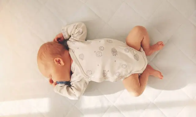 Neonato dorme sereno, un'immagine che evoca la fragilità della vita, la morte bianca neonato è un pensiero che non dovrebbe mai sfiorare un momento così puro.