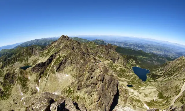 Widok z grani na szlak turystyczny na Kozi Wierch. W dole jeziora i dolina.