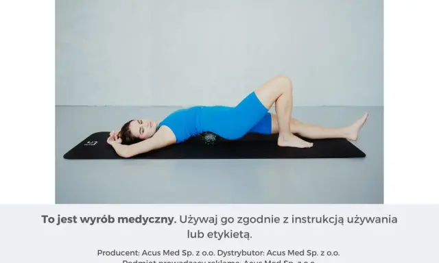 Kobieta leży na macie z piłką do masażu pod plecami. Dowiedz się, jak używać piłki do masażu dla ulgi.