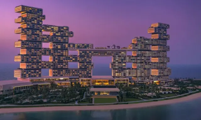 Nowoczesny hotel Atlantis The Royal w Dubaju o architekturze z otworami, o zmierzchu.