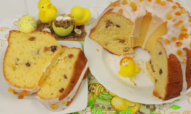 Babka drożdżowa przepis babci, puszysta, z rodzynkami i lukrem, ozdobiona kandyzowaną skórką pomarańczową. Idealna na Wielkanoc.