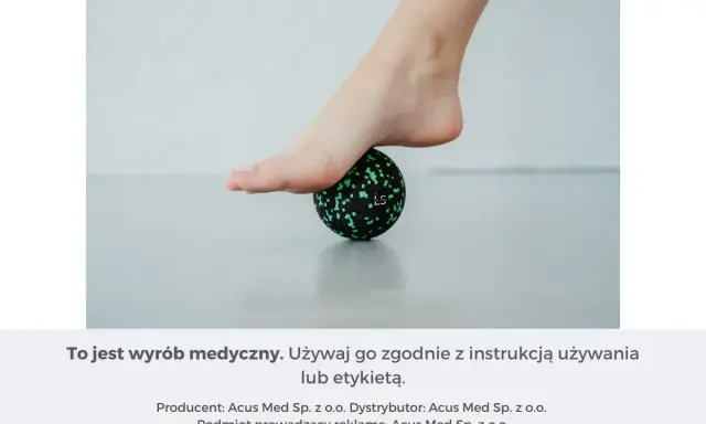 Stopa na piłce do masażu, łagodząca objawy rozcięgna podeszwowego.