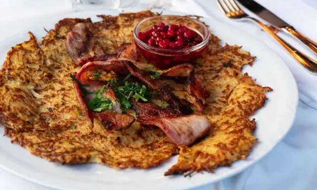 Råraka med knaperstekt bacon, lingon och persilja. En klassisk husmanskost i Stockholm som smakar ljuvligt.