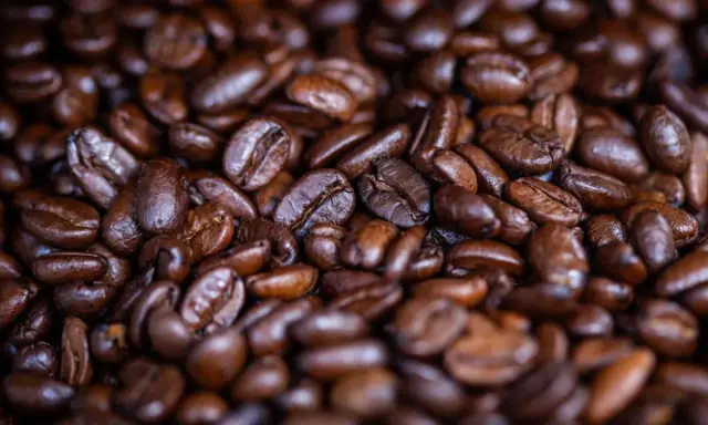 Nahaufnahme von gerösteten Kaffeebohnen. Ein Hauch von Magnesium könnte den Geschmack noch intensivieren.