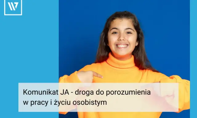 Uśmiechnięta dziewczynka w pomarańczowym golfie wskazuje na tekst "Komunikat JA - droga do porozumienia w pracy i życiu osobistym".