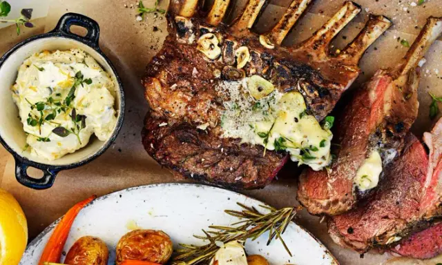 Grilla lamm med vitlök och örter, serverat med krämig potatisröra, rostade rotfrukter och grillad citron. En festmåltid!