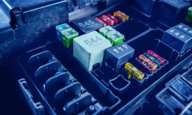 Caja de fusibles de coche con varios fusibles de colores y relés. Si necesitas cambiar fusible coche, aquí verás cómo hacerlo.