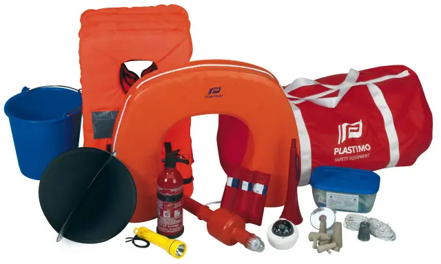 Équipement obligatoire bateau fluvial : gilet de sauvetage, bouée, extincteur, lampe, seau, corne de brume, trousse de secours, compas.