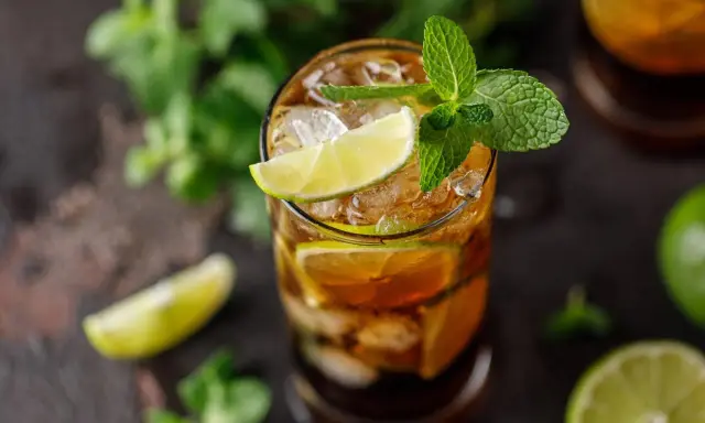 Orzeźwiający Cuba Libre z lodem, limonką i miętą. Idealny na gorące dni.
