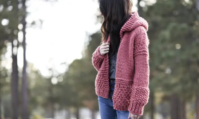 Chaqueta tejida a dos agujas con capucha, ideal para tejer capucha dos agujas para niños.