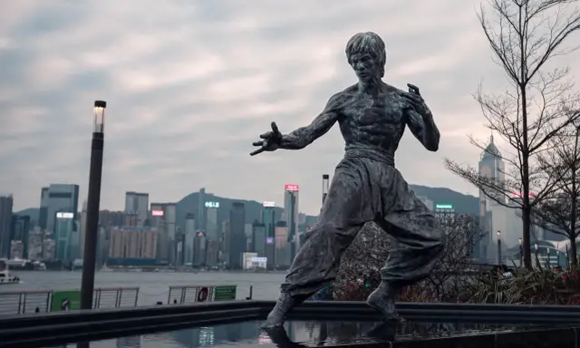 Pomnik Bruce'a Lee w Hong Kongu, przypominający o jego mądrości i sile. "Bądź jak woda" - to tylko jeden z wielu inspirujących bruce lee cytaty.