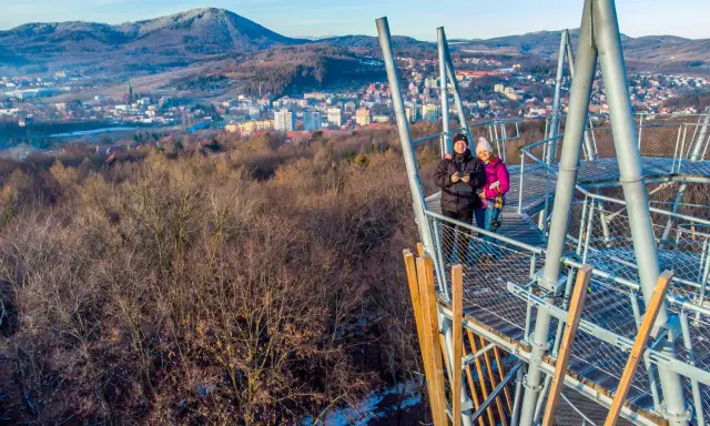 Para na wieży widokowej Gedymina podziwia zimowy krajobraz.