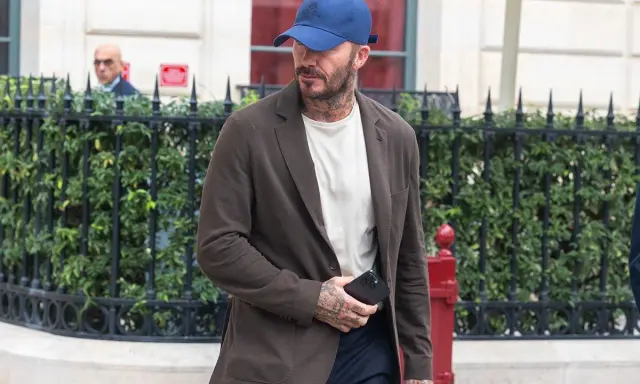 Uomo con cappellino blu e giacca marrone, dimostra che blu e marrone stanno bene insieme.