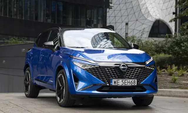 Niebieski Nissan Qashqai z czarnym dachem, nowoczesny design. Sprawdź atrakcyjną nissan qashqai cena.