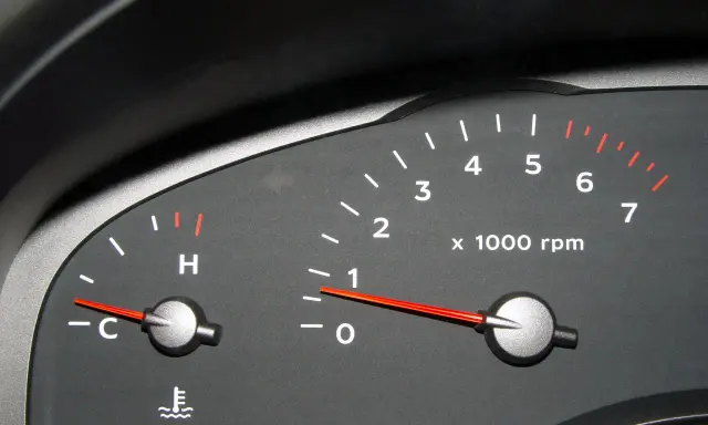 El tacómetro muestra que es el ralenti, con el motor a unas 800 RPM. El indicador de temperatura está en la zona fría.