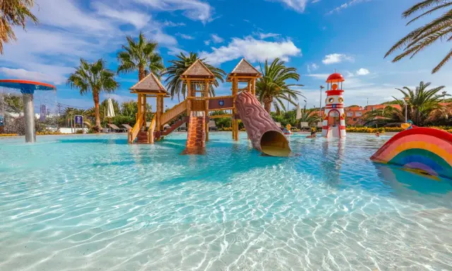 Piscina con scivoli e giochi d'acqua al **hotel Occidental Menorca**. Un paradiso per bambini sotto il sole di Minorca.