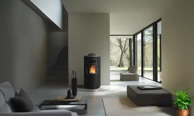 Poêle à pellet moderne dans un salon épuré. La question "peut-on laisser un poêle à pellet la nuit" est pertinente pour ce type de chauffage.