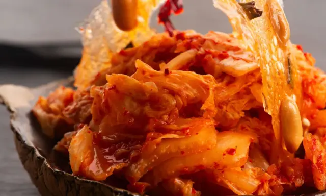 Würziges Kimchi, das zeigt, wie man Kimchi macht. Knackiger Chinakohl mit roter Chilipaste und Sesam.