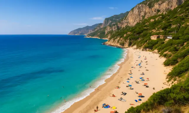 Złocista plaża z turkusową wodą, otoczona stromymi, zielonymi klifami. To jedna z najpiękniejszych plaż w Europie, idealna na relaks.