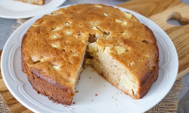 Saftiger Apfelkuchen, ein Genuss für alle, die Rezepte ohne Zucker lieben. Perfekt für eine gesunde Nascherei.