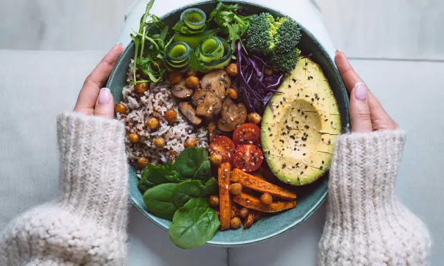Bunte Bowl mit Quinoa, Avocado, Süßkartoffeln, Pilzen und Gemüse. Perfekt für gesunde, vegane Rezepte zum Abnehmen.
