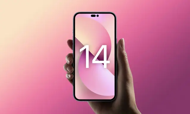 Dłoń trzyma różowy iPhone 14 z tapetą z cyfrą 14 na tle gradientu różu i beżu.