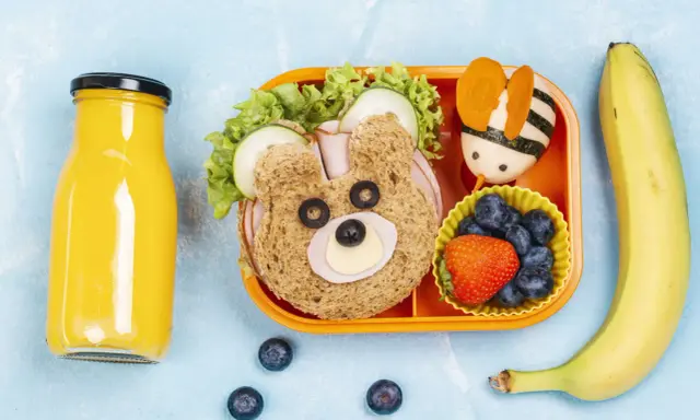 Un sándwich de oso, una abeja de huevo, arándanos y una banana: ¡meriendas saludables para niños de 6 a 12 años que son pura diversión!