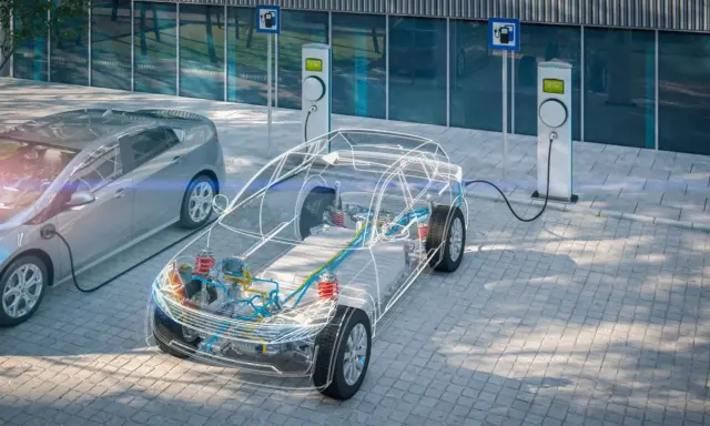 Esquema de coche eléctrico en carga, mostrando su interior y la batería, un paso clave para el reciclaje de baterías.