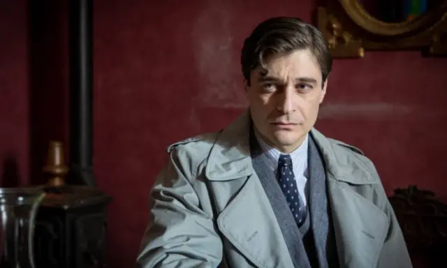 Il commissario Ricciardi, con il suo trench e lo sguardo pensieroso, pronto a risolvere i misteri dei libri in ordine cronologico.