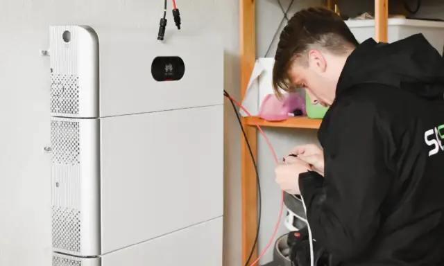 Tekniker kopplar in ett Huawei batteri 5 kWh.