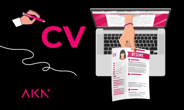 Ręka pisze CV na laptopie. Proces tworzenia idealnego CV.