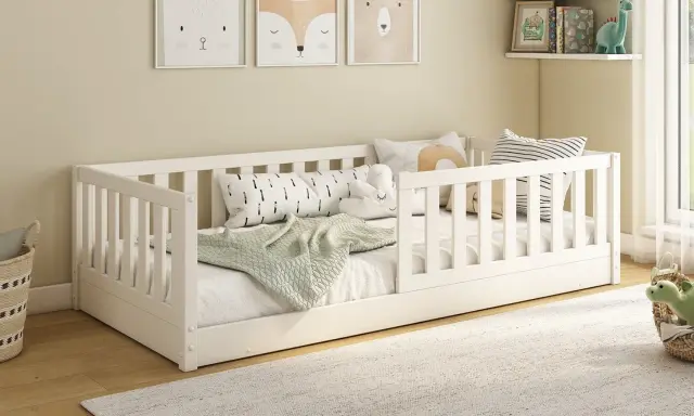 Cama 70x140, ideal para niños pequeños hasta que necesiten una cama más grande. Decorada con cojines y mantas, lista para dulces sueños.