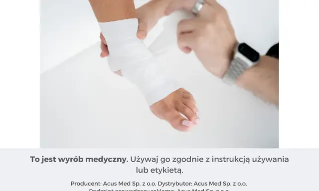Sztywny taping stawu skokowego wykonany przez profesjonalistę. Zapewnia stabilizację i wsparcie podczas urazów.