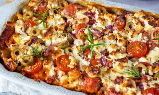 Herzhafte Auflauf-Idee: Gebackener Feta mit Tomaten, Oliven und Rosmarin. Perfekt für leckere feta rezepte.
